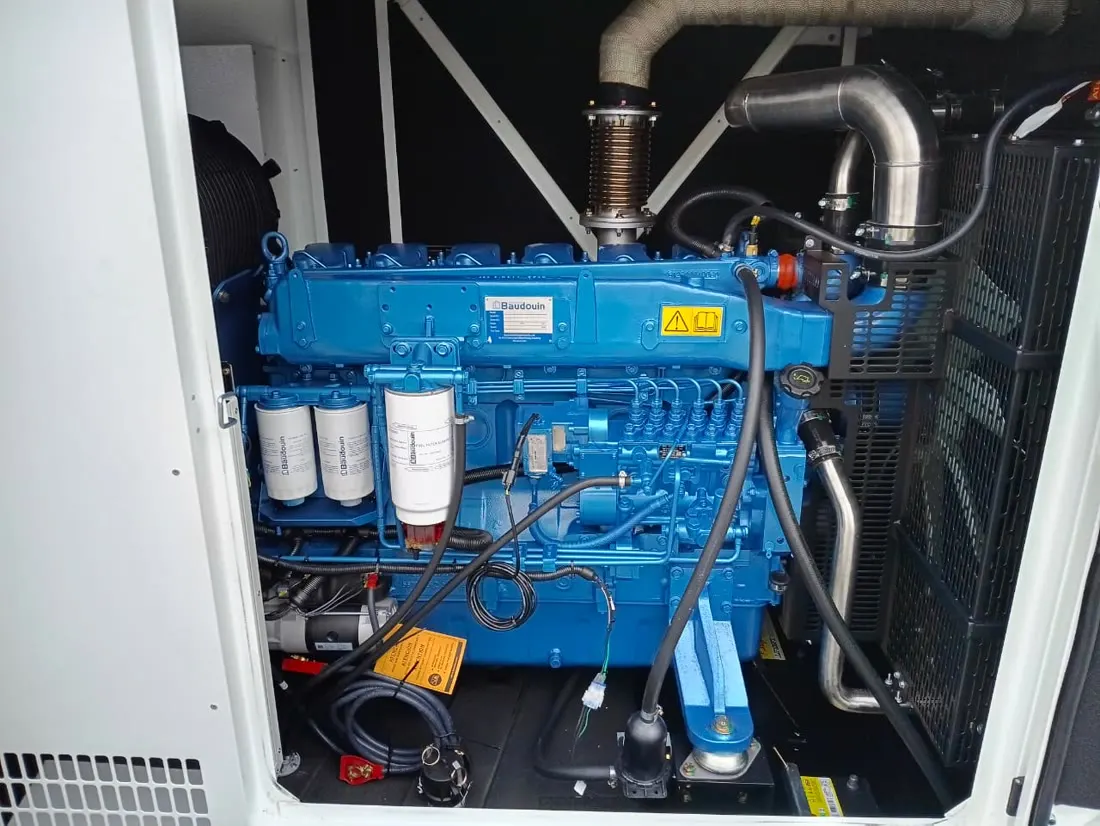 Motor de gerador a diesel durante a manutenção
