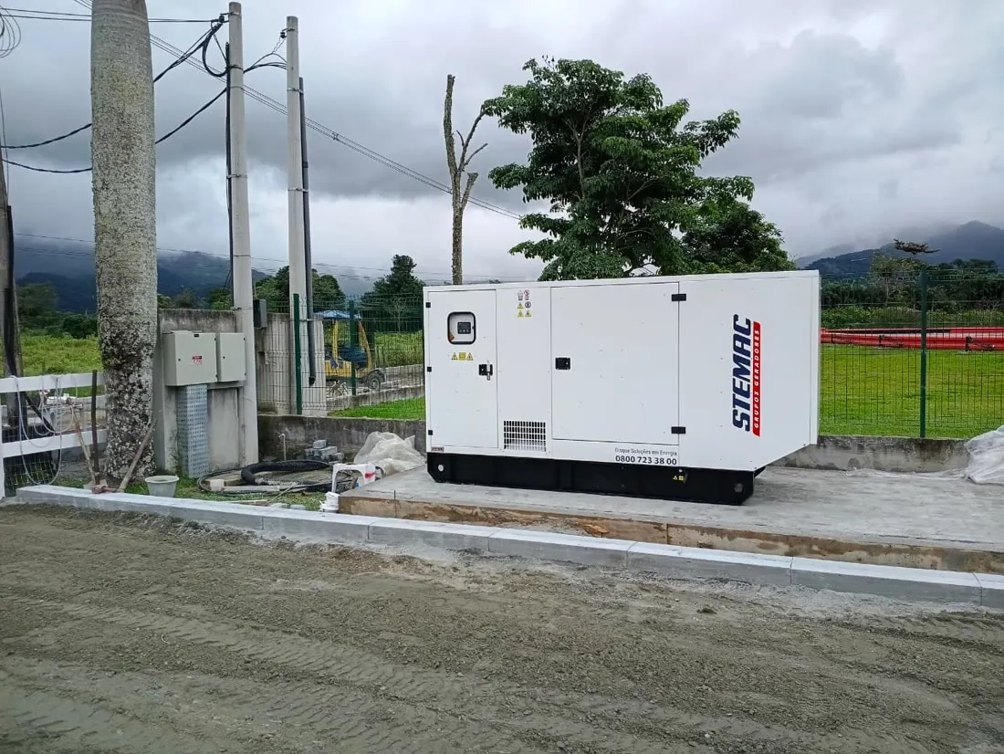 Grupo gerador instalado pela RC em base de concreto